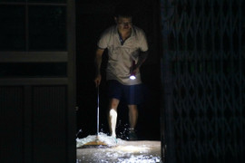 Người dân Bắc Ninh canh nước rút, soi đèn pin dọn nhà xuyên đêm