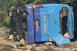 Hiện trường vụ lật xe khách ở Lào Cai khiến 3 người chết, nhiều người bị thương