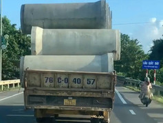 Thót tim xe tải chở cống bi chất cao như 'núi', không chằng buộc ở Quảng Ngãi
