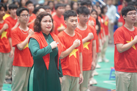 Nữ hiệu trưởng bỏ tiền túi thưởng học sinh đạt giải đi nước ngoài