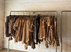 Chuyên gia hướng dẫn làm sạch quần áo bám bùn sau ngập lụt