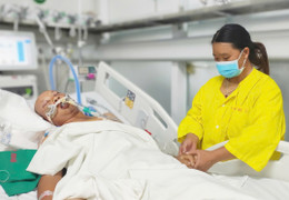 Cha người Mông ngã vực, giành giật sự sống, ba con chỉ biết nhìn qua điện thoại