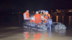 Tìm kiếm 3 bố con nghi nhảy cầu ở Nghệ An