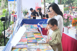Độc giả yêu thích tìm đọc sách của NXB Giáo dục Việt Nam tại Hội sách Hà Nội