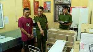 Bắt ‘siêu lừa’ vờ đặt mua điều hòa lắp cho trường học để chiếm đoạt