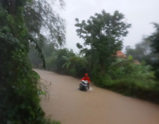 Mưa trắng trời, nhiều nơi ở TP Huế ngập sâu, gần 4000 học sinh nghỉ học