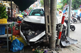 Ô tô đâm xe máy, lao lên vỉa hè tông gãy trụ điện ở Đà Nẵng