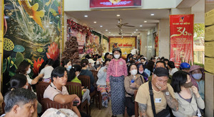 TP.HCM: Chen chân từ 4 giờ sáng 'săn' vàng, cửa hàng bán mỗi người 1 chỉ