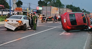 Ô tô 5 chỗ lật nghiêng sau khi tông hàng loạt xe máy tại TP.HCM