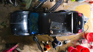 Ô tô thành cục sắt sau ngập lũ, chủ xe khốn đốn với chi phí sửa tốn trăm triệu