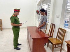 Nghi ngờ vợ có tình cảm với người khác, gã đàn ông tạt xăng tình địch