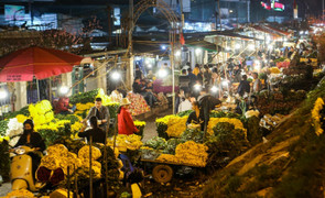 Chợ hoa lớn nhất Hà Nội đông kín khách suốt đêm trước ngày 20/10