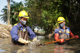 Những người ngâm mình dưới nước đen, khơi dòng chảy ‘cứu lụt’ cho Hà Nội