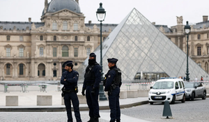 Trộm đột nhập bảo tàng Louvre, lấy đi nhiều báu vật vô giá