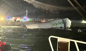 Máy bay trượt khỏi đường băng lao xuống biển ở Hong Kong 