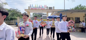 Dàn nam sinh 'bê tráp' tặng quà ngày 20/10 cho cô giáo và các bạn nữ gây 'sốt'