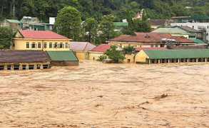 Bão số 12 liên tục đổi hướng, nguy cơ gây lũ vượt báo động 3 ở miền Trung