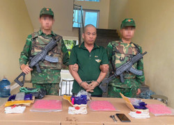 Bắt gã đàn ông vận chuyển 18.000 viên ma tuý ở khu biên giới Việt Lào