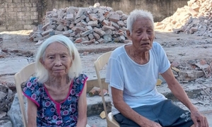Căn nhà đổ nát trong bão, cụ ông 90 tuổi ôm vợ liệt cầu mong qua mùa đông