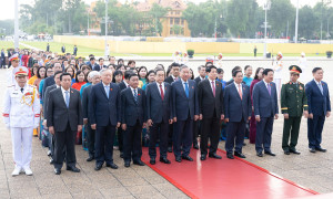 Lãnh đạo Đảng, Nhà nước, đại biểu Quốc hội vào Lăng viếng Chủ tịch Hồ Chí Minh