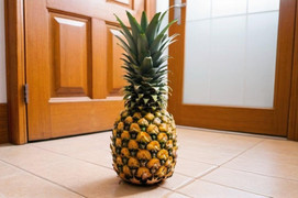 Vì sao nhiều người nhất định lăn một quả dứa vào nhà mới?