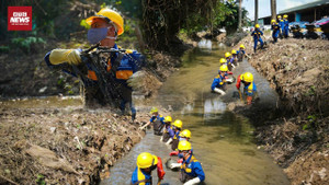 Biệt đội vật lộn trong bùn đen, khơi dòng chảy cho Hà Nội