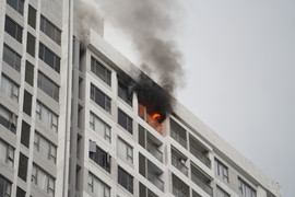 Vụ cháy căn hộ chung cư ở TP.HCM: Cứu 2 người, hướng dẫn 300 cư dân thoát nạn