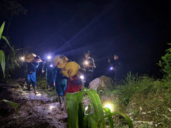 Phát hiện vết nứt dài 50m trên sườn núi, khẩn cấp di dời dân trong đêm