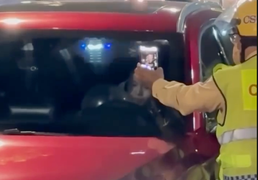 Phạt nữ ca sĩ dừng xe giữa đường, thản nhiên hút 'bóng cười' trước mặt CSGT