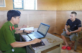 Thuê ô tô tự lái, làm giả giấy tờ rồi mang đi cầm cố