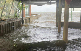 Chưa đổ bộ, bão số 12 đã gây triều cường, nhiều nơi ven phá Tam Giang ngập sâu