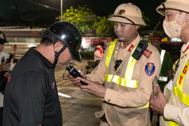 Tài xế vi phạm nồng độ cồn giả vờ mất trí, liên tục nói 'tôi không nhớ gì cả'