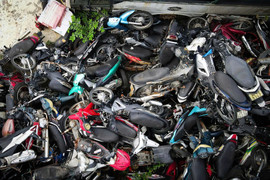 Cận cảnh hàng nghìn phương tiện chất đống trong 'nghĩa địa' xe vi phạm ở Hà Nội