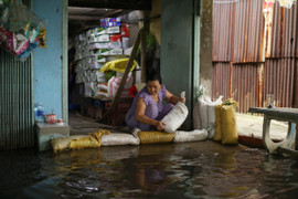 Người dân bì bõm, tát nước cạnh công trình chống ngập 10.000 tỷ ở TP.HCM