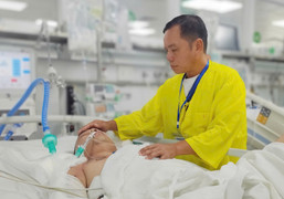 Cha nghèo ôm cuốn sổ nợ dày đặc con số bên giường bệnh con trai nguy kịch