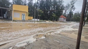 Nước biển tràn vào bờ, thuỷ điện xả lũ, học sinh toàn TP Huế nghỉ học
