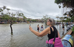 Du khách nước ngoài thích thú lội nước, 'săn' ảnh phố cổ Hội An ngày ngập lụt