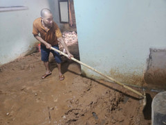 Người dân Đắk Lắk chật vật dọn bùn đất từ dự án cao tốc tràn đầy nhà