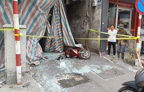Hà Nội: Tấm bê tông đổ sập từ ngôi nhà đang phá dỡ, 2 người thương vong