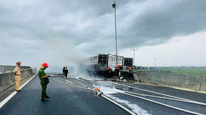 Xe tải cháy trơ khung, hàng hoá bị thiêu rụi gần hết trên cao tốc