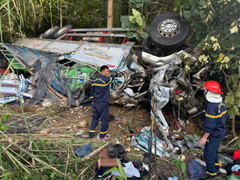 Lật xe tải trên Quốc lộ 14C ở Quảng Ngãi, 4 người thương vong