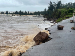 Đường độc đạo ven biển TP Huế bị triều cường bão số 12 tàn phá thế nào?