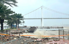 Cận cảnh sóng lớn cuộn trào công phá bờ kè, đánh nát vỉa hè ven sông Hàn