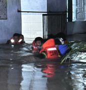 Giải cứu hơn 100 người mắc kẹt trong vùng ngập sâu gần 2m ở TP.HCM