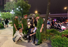 Bắt nhóm thanh thiếu niên cầm hung khí truy đuổi nhau, náo loạn đường phố Hà Nội