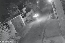 Truy tìm người đàn ông ném 'bom xăng' vào cổng nhà dân lúc rạng sáng 