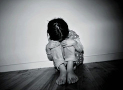 Tạm giữ mẹ ruột và người tình hành hạ bé gái 9 tuổi ở TP.HCM