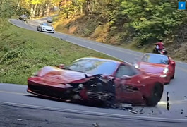 Siêu xe Ferrari nát như 'xà bần' khi va chạm với xe tải ở khúc cua khét tiếng