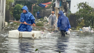 Bão tan, mưa giảm, người dân ven biển TP Huế vẫn bì bõm trong nước lũ