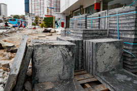 Cận cảnh vỉa hè Hà Nội vỡ nát, chuẩn bị được thay 'áo mới' đồng loạt